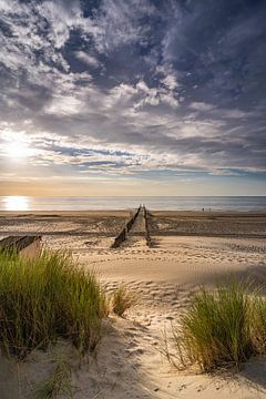 Sonnenuntergang am Strand von Oostkapelle von Jolanda Bosselaar