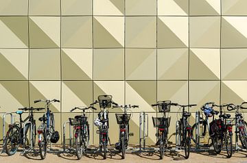 Des vélos devant une façade design et moderne sur Alexander Baumann