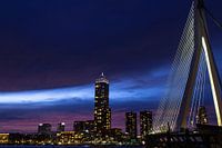 Skyline Rotterdam tijdens het blauwe uurtje.