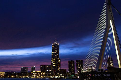 Skyline Rotterdam pendant l'heure bleue.
