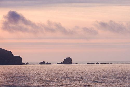 Avond gloed boven de Atlantische horizon