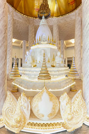 Goldene Stille im Herzen von Wat Phra That Sorn Kaew von Walter G. Allgöwer