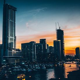 Sonnenuntergang über Dubai Marina von Michiel van den Bos