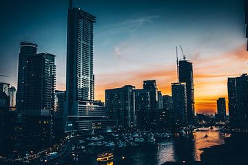 Zonsondergang boven Dubai Marina van Michiel van den Bos