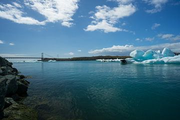 Islande - Icebergs bleus dérivant vers l'océan avant le pont sur adventure-photos