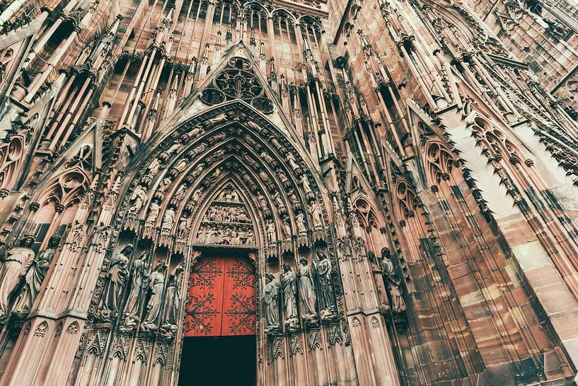 Porte rouge de la cathédrale de Strasbourg par Shanti Hesse