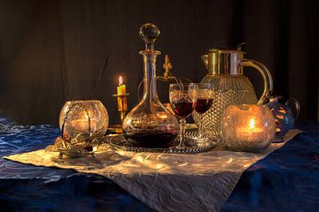 Kerzen und  Wein für einen romantischen Abend von Margit Kluthke