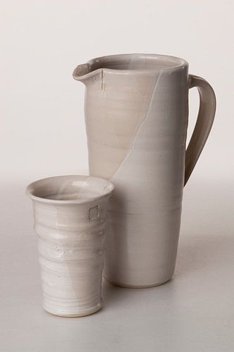 Keramiek gebakken met glazuur, gekleurd en wit, keukengerei