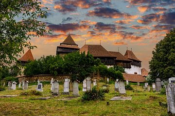 De versterkte kerk van Viscri in Roemenië van Roland Brack