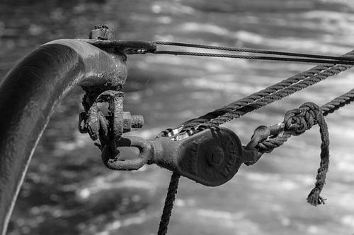 Umlenkrolle über Wasser (schwarz und weiß)