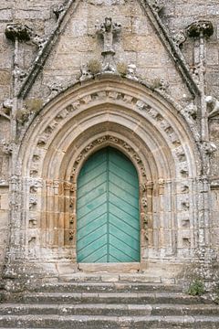 Türkisfarbene Tür Kirche Bretagne | Frankreich Fotodruck | Farbenfrohe Reisefotografie von HelloHappylife