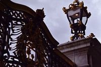 Clôture et lampe gothique avec décoration en or