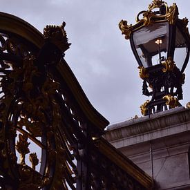 Clôture et lampe gothique avec décoration en or sur Mireille Schipper