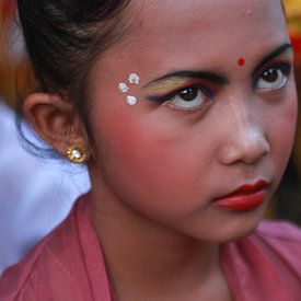 Balinees meisje vóór het traditionele Balinese dans optreden van Martijn Stoppels