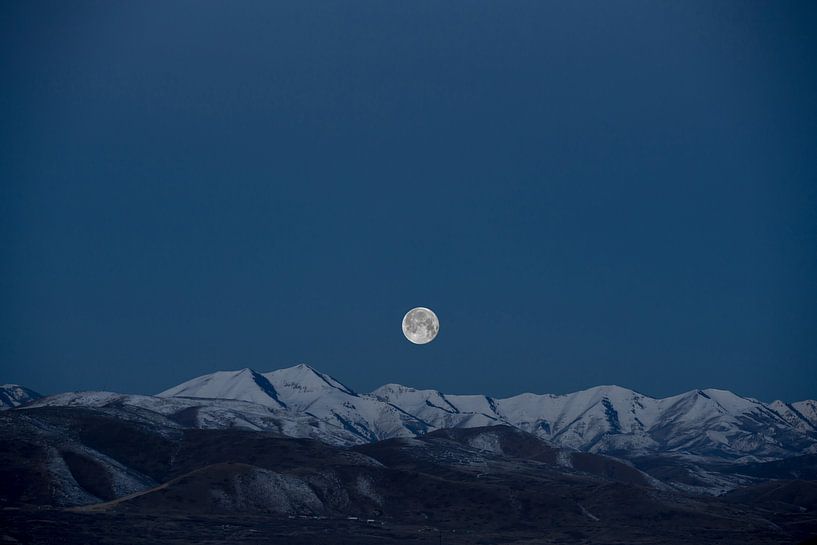 Pleine lune sur les sommets enneigés des montagnes par Roger VDB