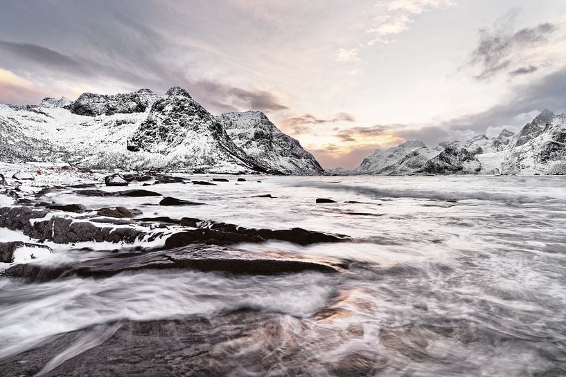 Winterlandschaft mit Wasserbewegung und farbenreichem Morgenlicht von Ralf Lehmann