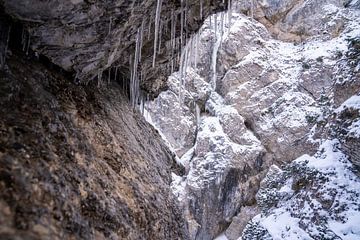 The Gleiersch Gorge in winter with snow, ice, and hanging icicles. von Miriam Schwarzfischer Fotografie