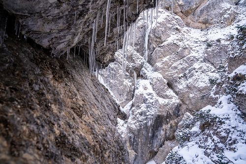 De Gleiersch Klamm in de winter met sneeuw, ijs en hangende ijspegels.