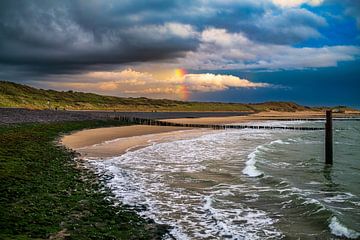 Regenboog bij zee van MSP Canvas