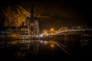 De weerspiegeling van Dinant, Belgie van Richard Lentjes