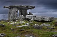 Poulnabrone megalitisch hunebed. Monumentale rotsen op een regenachtige dag. van Albert Brunsting thumbnail