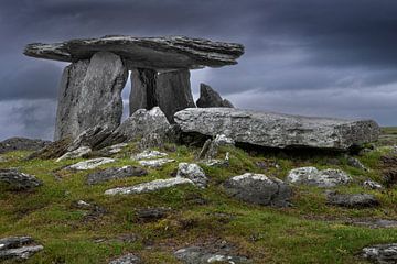 Poulnabrone megalitisch hunebed. Monumentale rotsen op een regenachtige dag. van Albert Brunsting