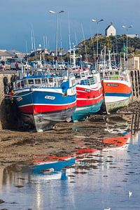 Bunte Fischerboote bei Ebbe im Hafen von Roscoff, Bretagne