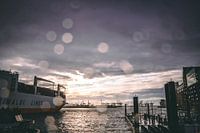 Containerschip verlaat de haven van Hamburg