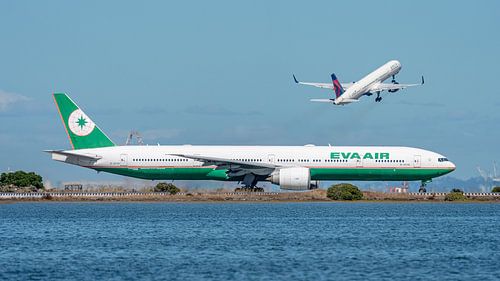 Taxiënde Boeing 777-300 van het Taiwanese EVA AIR.