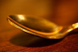 Goldener Löffel auf Holz