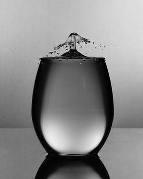 Wassertropfen im Weinglas von Gareth Williams