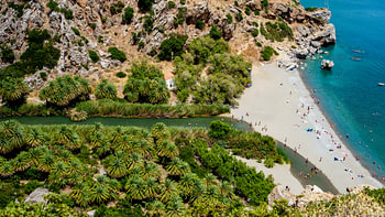Het strand van Preveli met een palmbos op Kreta, Griekenland