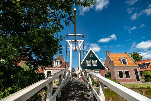 Houten witte oude ophaalbrug Hollands dorpje