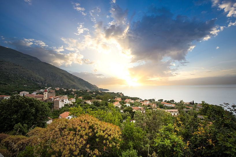 Uitzicht over de natuur aan de kustweg bij Salerno van Fotos by Jan Wehnert