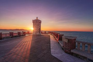 De vuurtoren van Piombino op het Bovio plein bij zonsondergang. van Stefano Orazzini