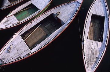 Quatre minces bateaux à rames. sur Dick Termond