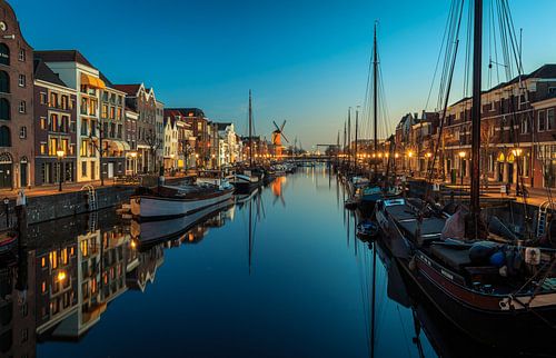 Het blauwe uurtje in Delftshaven.