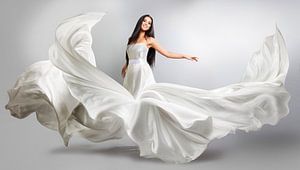 Vrouw in een opwaaiende jurk van Atelier Liesjes