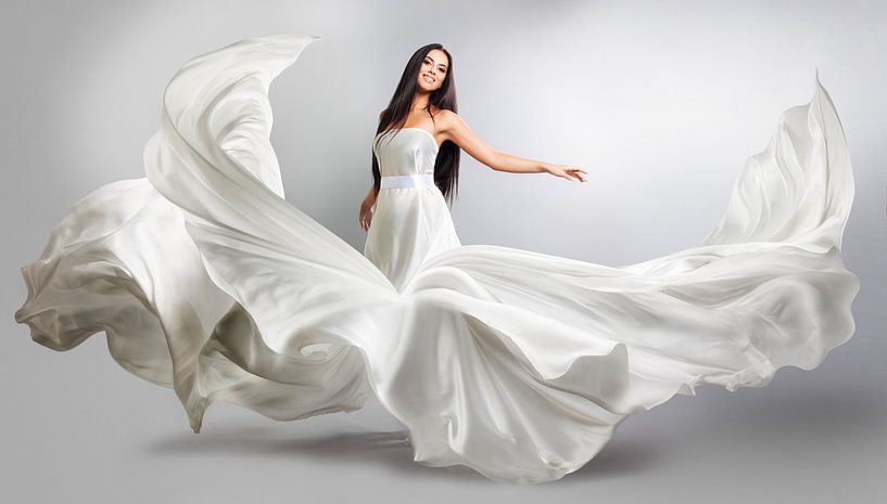 Femme en robe flottante par Atelier Liesjes