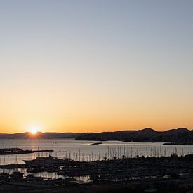 Coucher de soleil dans le port d'Athènes, Grèce sur Jochem Oomen