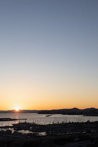 Coucher de soleil dans le port d'Athènes, Grèce sur Jochem Oomen