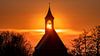 Zonsondergang door het kerkje van Hoedekenskerke van Fotografie in Zeeland thumbnail