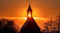Zonsondergang door het kerkje van Hoedekenskerke