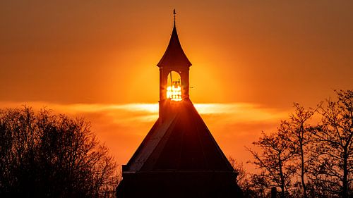 Zonsondergang door het kerkje van Hoedekenskerke