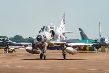 Een McDonnell Douglas A-4N Skyhawk van Top Aces. van Jaap van den Berg