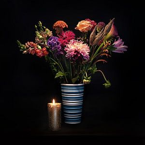 Stillleben eines Blumenstraußes mit Kerze vor schwarzem Hintergrund
