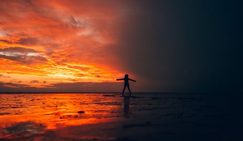 Silhouette dans les vasières. Coucher de soleil sur la mer du Nord.