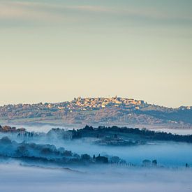 Mist in Toscane van Niko Bloemendal