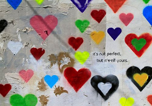 Gespoten harten op een muur