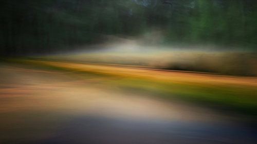 Paysage plein d'espoir avec une lumière à l'horizon